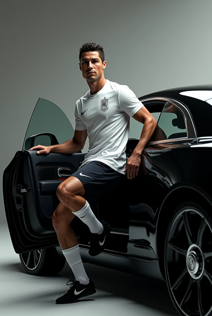 Cristiano Ronaldo ;qui sort d'un rolls roys;noir;portant un t-shirt blanc nike 