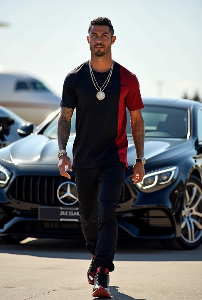 Cristiano Ronaldo ;à l'aéroport de Washington où quatre voitures lui suivent;portant un montre en diamant,une lumière claire luxe;un t-shirt noir rouge nike luxe;un pantalon noir luxe ;des chaussures de luxe montante ;monte dans un jette privé