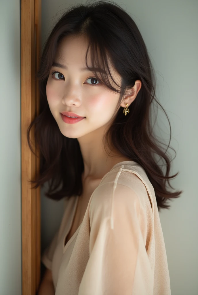 high resolution、A transparent Japanese woman、Ima-ish、Elegant、White Shirt、looking at the camera、body is angled、smile、Moist and shiny hair、Thready hair、cute、Brown Hair、Beautiful young woman who looks like a model、Leaning against a wall、Big eyes、Glossy makeup、Outline of an inverted triangle、Pulp lips、face is slanted45Every time、Straight hair that fits the face、The tips are heavy、Beige short-sleeved sheer top that covers the chest、Hide your chest、Attractive features、Big eyes、Straight hair with no curls、Beautiful woman、small gold earrings、Diagonal bangs、