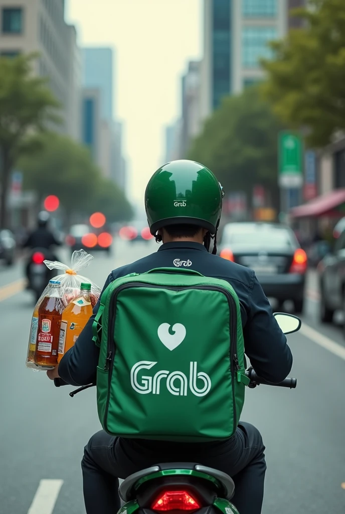  Grab food rider has a clear plastic bag with bottles of soda, beer and snacks on the sides , มีกระเป๋าลูกบาศก์ สีเขียว มีคำว่า grap ที่ เบาะด้านหลัง