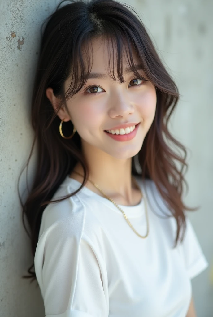 high resolution、A transparent Japanese woman、Ima-ish、looking at the camera、body is angled、smile、Moist and shiny hair、Thready hair、cute、Brown Hair、Beautiful young woman who looks like a model、Leaning against a wall、Big eyes、Outline of an inverted triangle、face is slanted45Every time、Straight Hair、The tips are heavy、White crew neck half sleeve top、Hide your chest、Attractive features、Big eyes、Beautiful woman、hoop gold earrings、Long, diagonally swaying bangs、Beautiful like a celebrity、A trendy blunt hairstyle with little volume、Naturally flowing bangs、No bangs standing up、Smooth surface hair、Simple chain necklace、A fashionable atmosphere、A mature bob with less volume on top、The hair around the face falls smoothly onto the face.、Natural Makeup、Collarbone line hairstyle、サラサラのStraight Hair