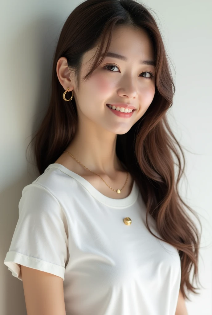 high resolution、A transparent Japanese woman、looking at the camera、body is angled、smile、Moist and shiny hair、Thready hair、cute、Brown Hair、Beautiful young woman who looks like a model、Leaning against a wall、Big eyes、Outline of an inverted triangle、face is slanted４５Every time、Straight Hair、The tips are heavy、White crew neck half sleeve top、Hide your chest、Attractive features、Big eyes、Beautiful woman、hoop gold earrings、Long, diagonally swaying bangs、Beautiful like a celebrity、A trendy blunt hairstyle with little volume、Naturally flowing bangs、No bangs standing up、Smooth surface hair、Simple chain necklace、A fashionable atmosphere、A mature bob with less volume on top、The hair around the face falls smoothly onto the face.、Natural Makeup、Collarbone line hairstyle、サラサラの艶ありStraight Hair、Cohesive hair