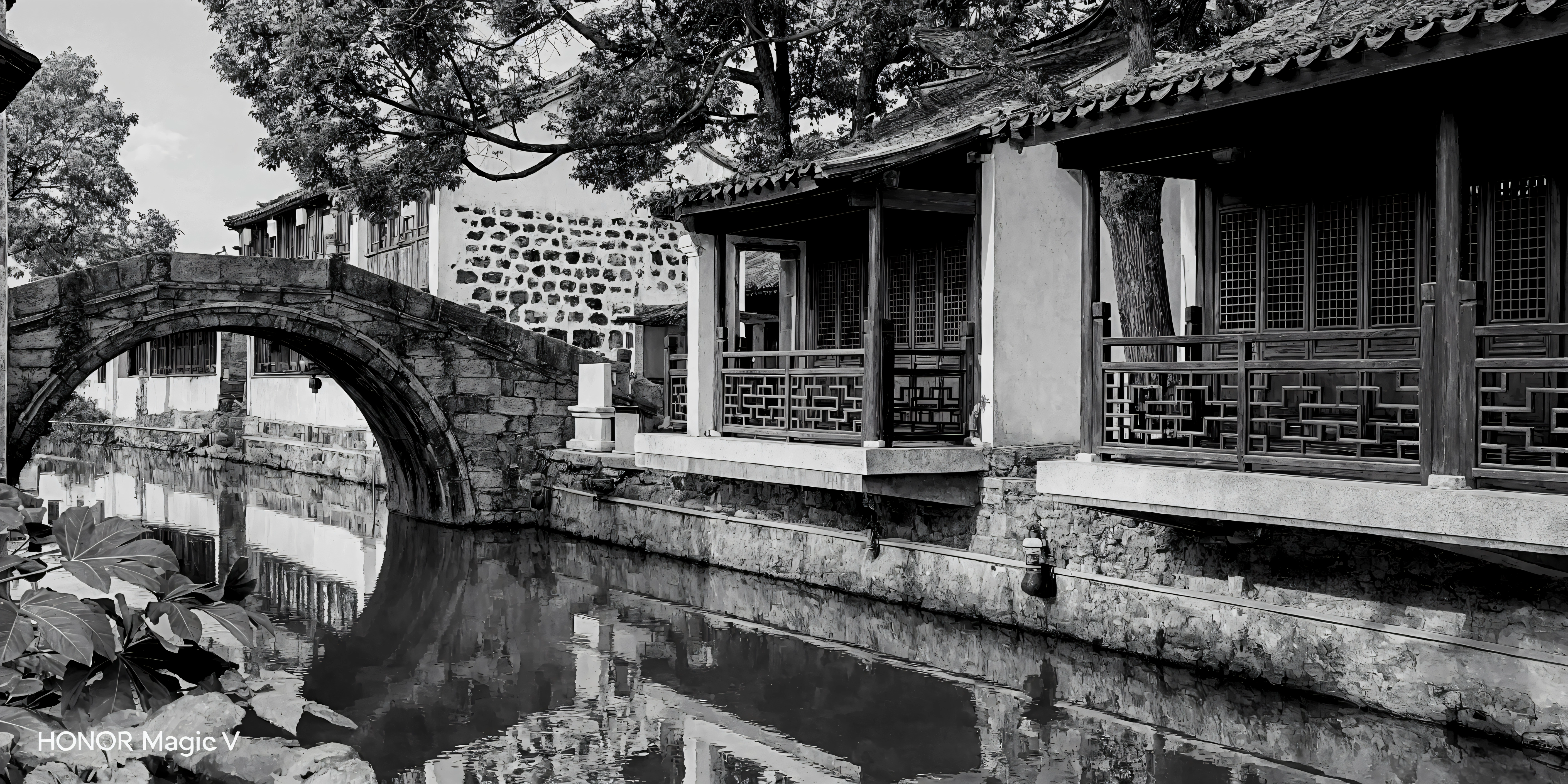 An Alaf Bridge over the canal,The background is a building, by Wu Zuoren, author:Yi Zai Guan, author:Ni Yuanlu, zhouzhuang ancient town, author:Ma Yuanyu, building along a river, author:Shi Rui, Dreamy Chinatown, Chinese Architecture, Yu Zhiding, Detailed reflections, Detailed reflection