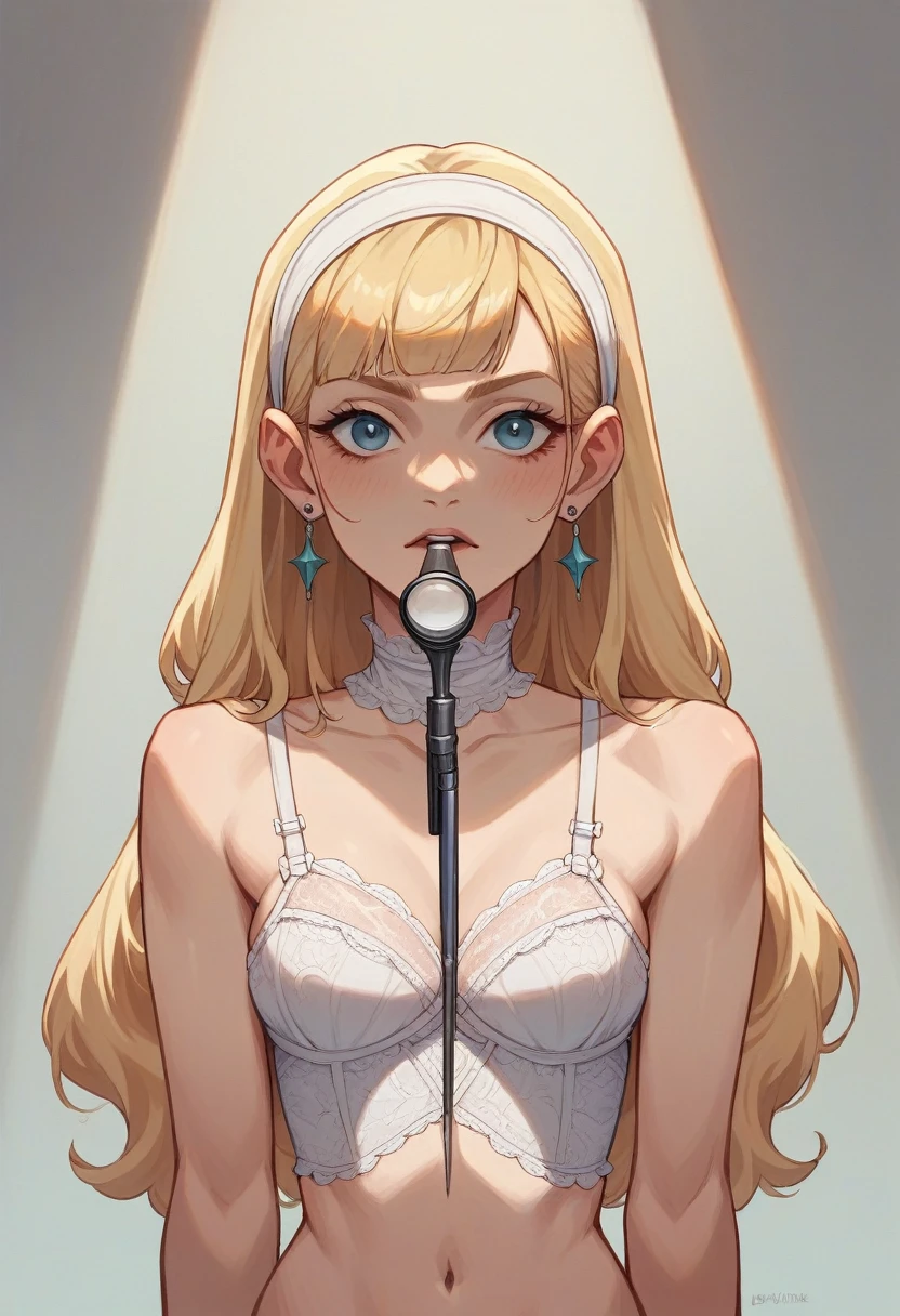 Magnifiques jeune femmes blonde aux yeux verts. Torse nue en prenant dans ses bras sa poitrine de taille moyenne dans la piscine
