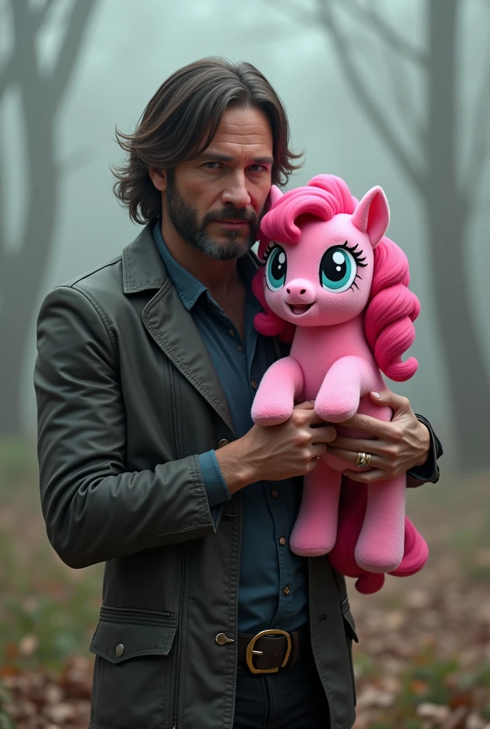 Norman reedus con una pinkie Pie de my little pony de peluche en las manos