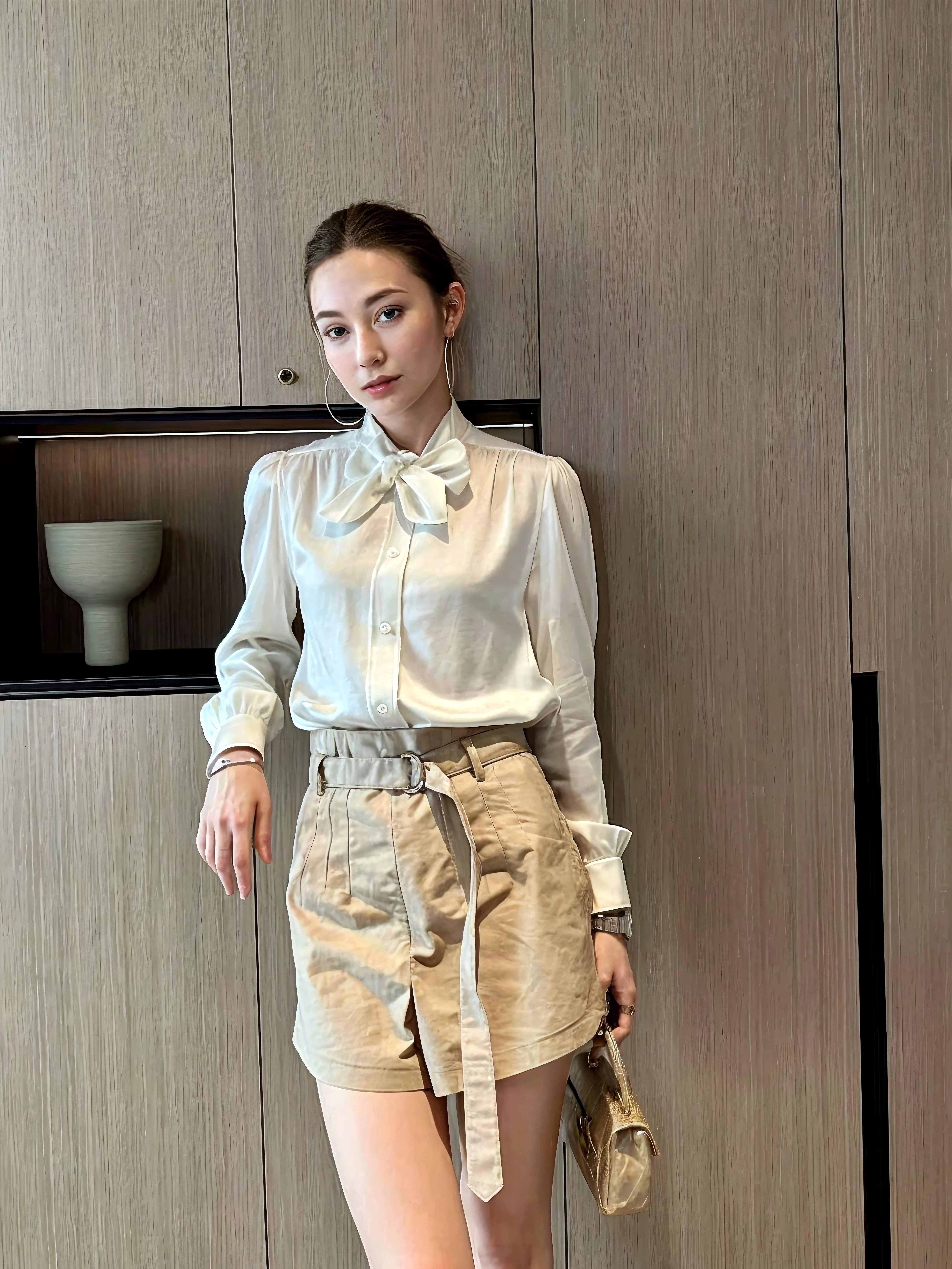 A woman who has been and tied up with rope、Hands tied behind your back、Bondage、Beauty、25talent、Browsing Caution、Proportioned proportionedium build、Well-balanced eyes、well-proportioned feet;、Small bust、Small buttocks、Wearing a short-sleeved shirt、Wearing a long skirt、View your audience、Hands are lowered behind the back with wrists together、Arms are thrown around your back、shibari over clothes、 Well-proportioned, tied wrists、Bound breasts、Standing in a beautiful room、Viewer's view from directly behind、Like real life、Highest quality、