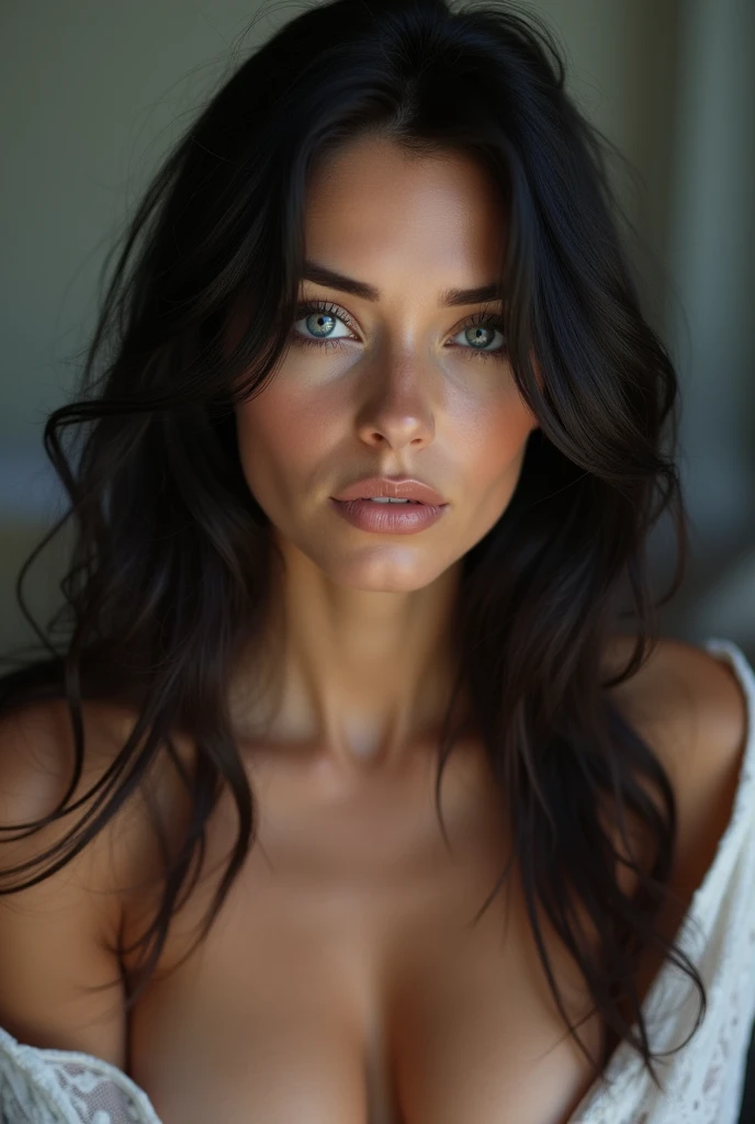 oeuvre d'art, best quality),visage parfait, nice face, blue eyes, wavy black hair ,Selfie nue, tetas grandes, tetas grandes, d'a beautiful young woman, prise avec l'appareil photo de l'iPhone