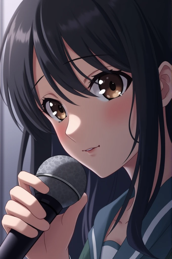 Close-up of Miyu&#39;s face as she adjusts the microphone. His expression shows concentration and a touch of nervousness.. The background is blurred, but you can see some members of the music club organizing sheet music and storing instruments.