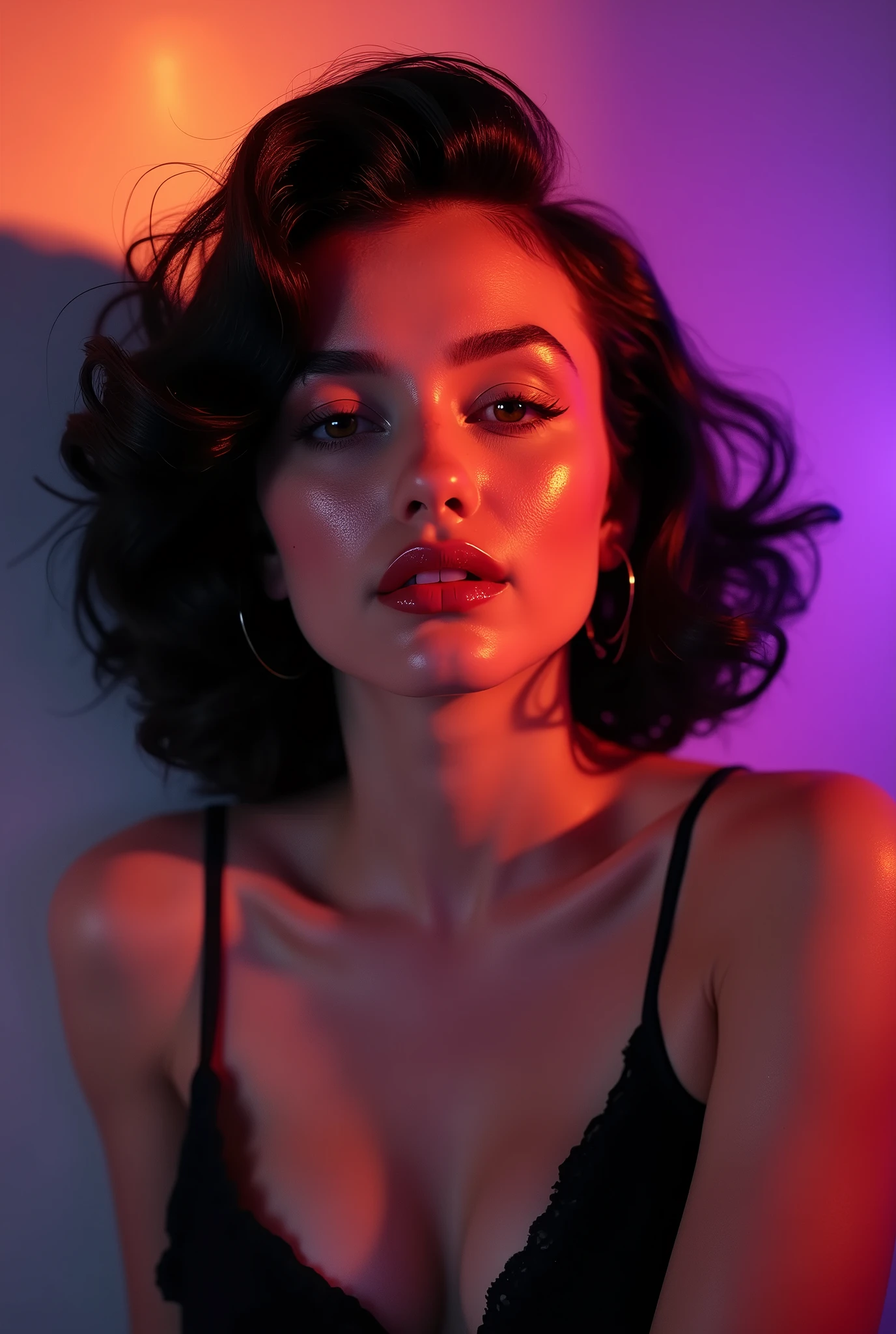 Retrato de Marilyn Monroe, with black hair, with orange yellow lights illuminating most of it and purple lights coming from below in a studio with an empty background