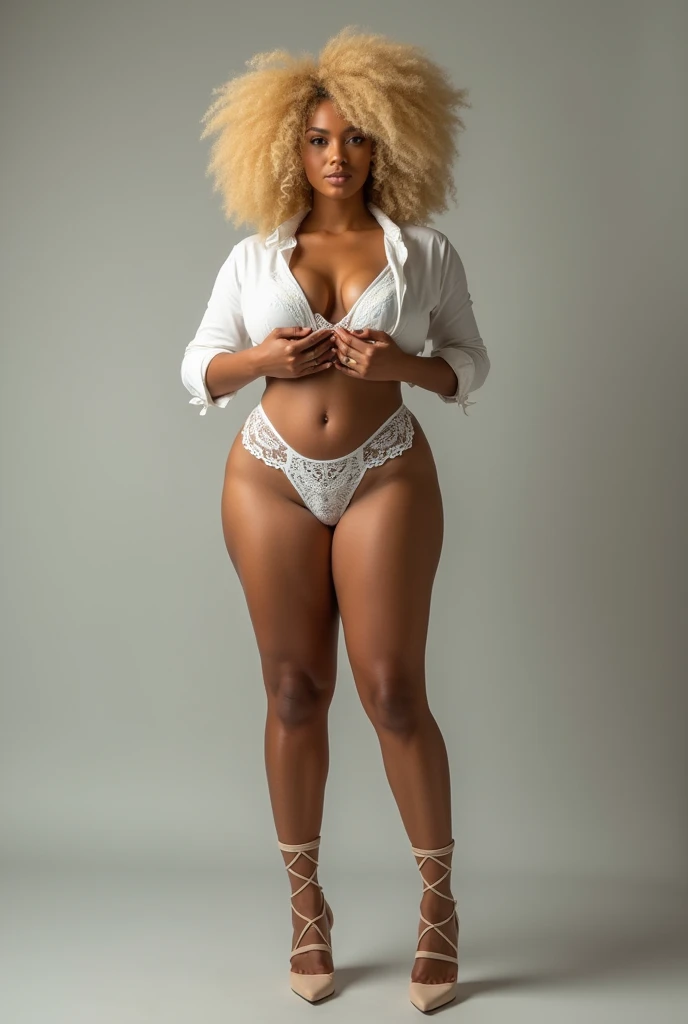 uma mulher em um lingersuit branca de chiffon posando para uma foto, uma loira linda, curved model, corpo voluptuoso, corpo grosso, beautiful thick female, , sexy :8, curvas femininas atraentes, curved hourglass figure, , curved, curved. detalhado, seminu, deusa loira, very curved, brasileiro, lingerie transparente de chiffon 