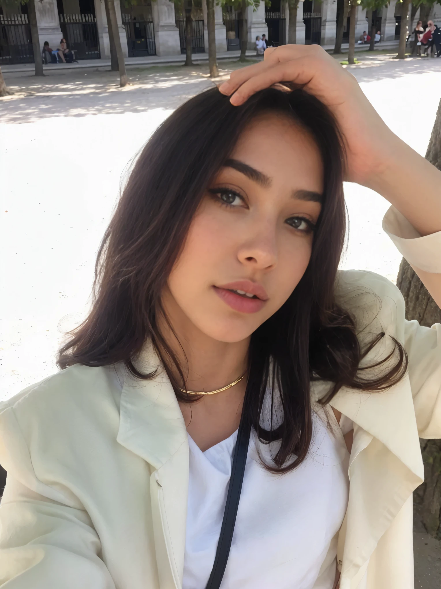 araffe femme dans une robe marron , ,reddit, tachisme, Violette Myers, femme splendide, magnifique femme, beauté à couper le souffle, Portrait de Sophie Mudd, 18 ans, magnifique belle femme, femme magnifique, Kim Kardashian, 21 ans, demi rose, jolie femme, large hache, very large bassain, selfi, jardin, elle sourit, robe violet claire,