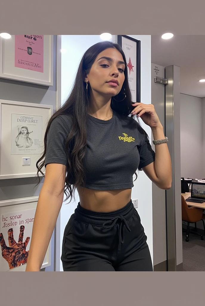 1 Instagram girl dark brown wavy hair