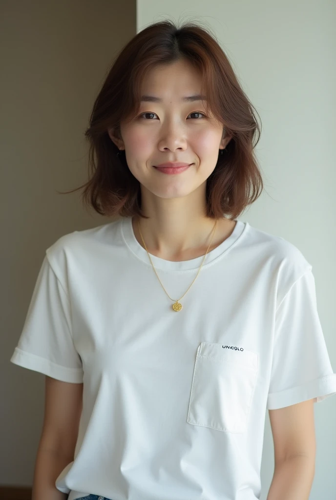 Japanese women、50 years old、Brown Hair、Hairstyle to the shoulders、UNIQLO T-shirts、Bcup、Embarrassed look