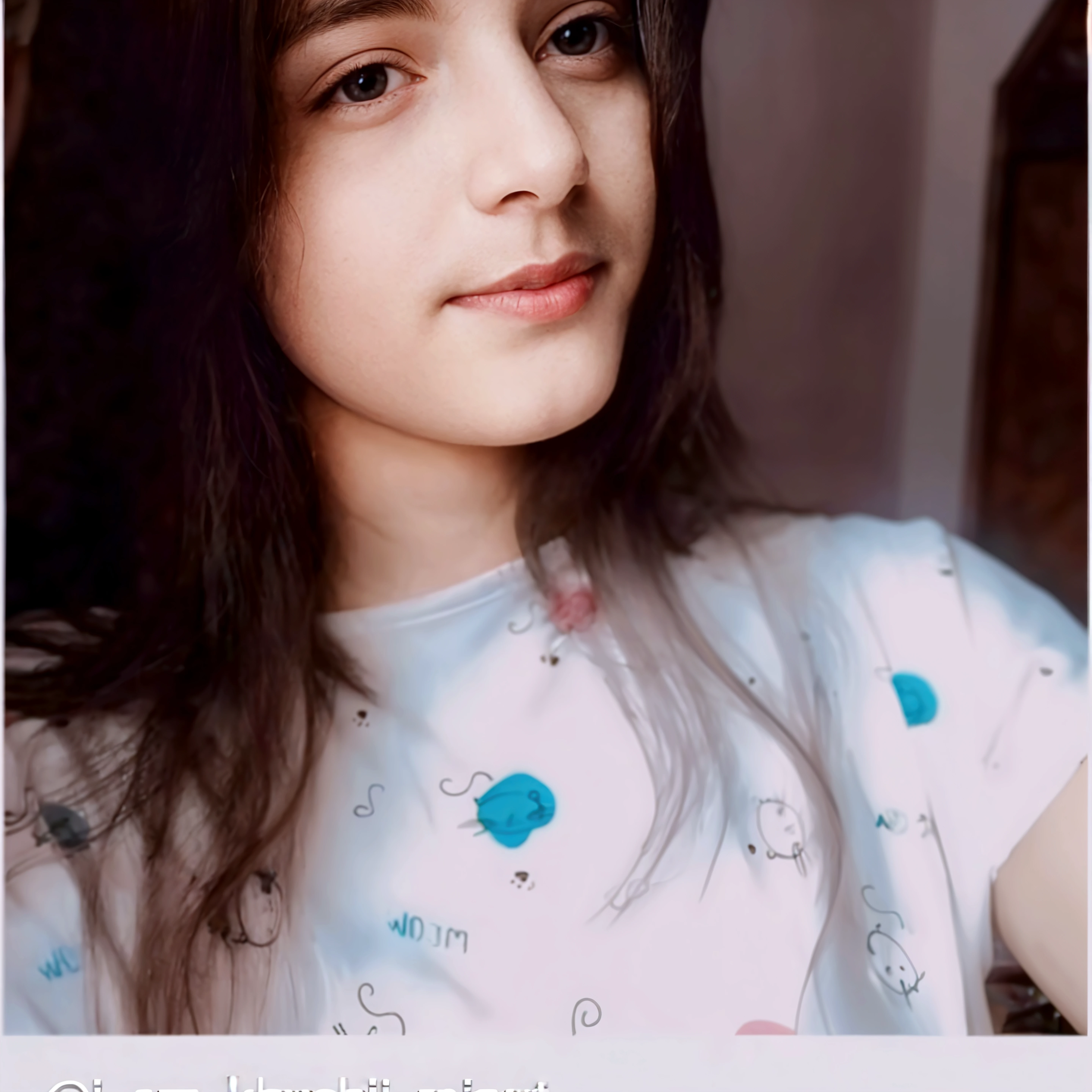 there is a woman taking a selfie in a mirror, 18 anos, em torno de 1 9 anos, 1 6 anos, com cabelo preto liso, 2 3 anos, 3 0 anos de idade mulher, Mulher de 30 anos, imagem desfocada, foto selfie, imagem de qualidade muito baixa, 2 2 anos, 2 7 anos, imagem frontal