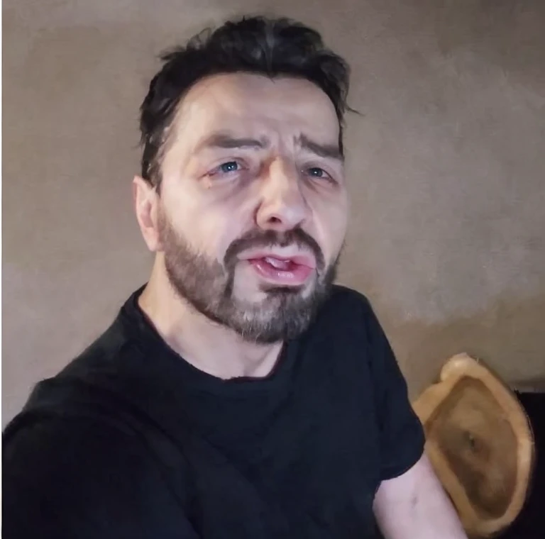 make this face like a smeagol from lord of the rings