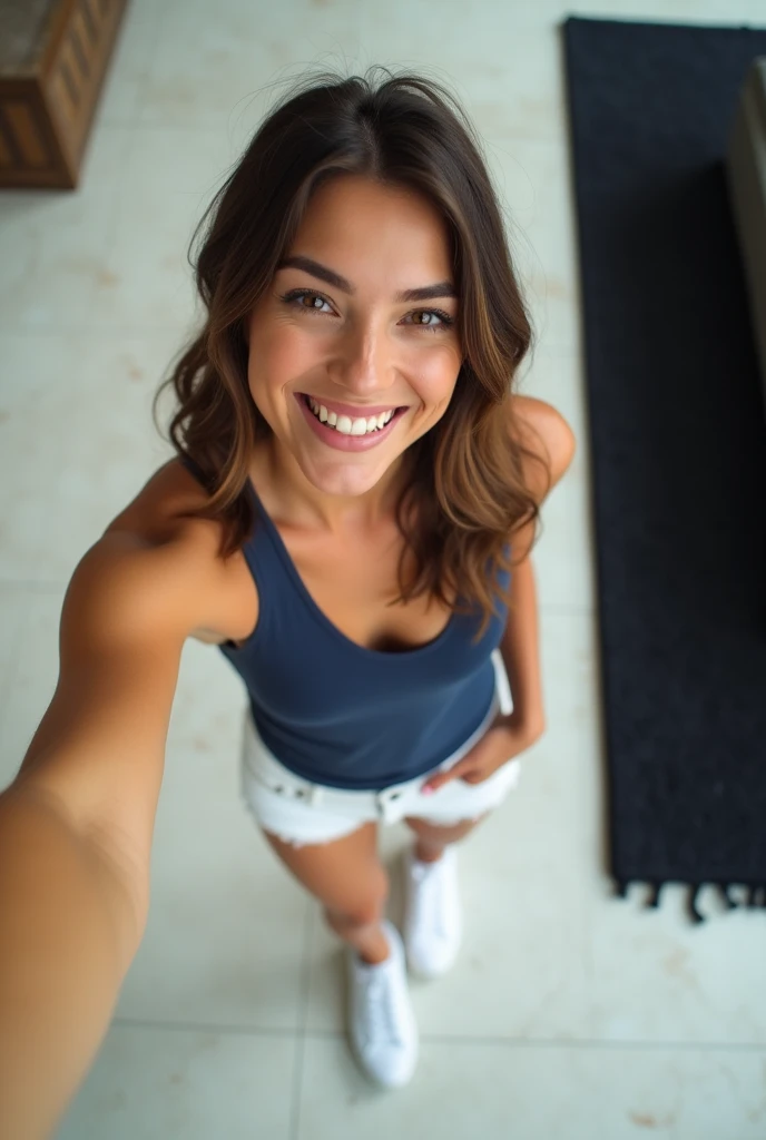 Une vue du dessus type selfie d'une fille 25 ans, brun, portant un débardeur bleu foncé et un short en jean blanc, avec des baskets blanches de style sneakers. Le sol est en marbre ou en carrelage clair, et il y a un tapis noir sur le côté droit. La personne est debout, on ne voit pas au dessus de sa poitrine, légèrement penchée en avant, avec une main légèrement dans la poche du short.