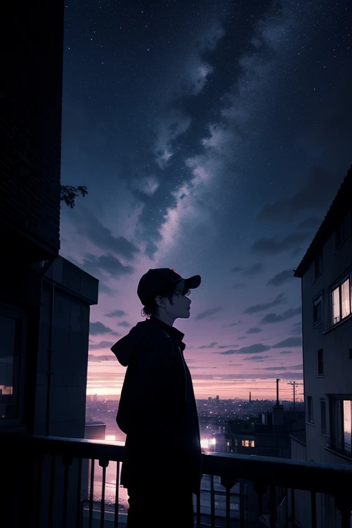 Dans une grande ville sombre pleine de gratte ciel et un ciel ???? et violet la silhouette d’un homme de dos avec une casquette sur un balcon qui fume