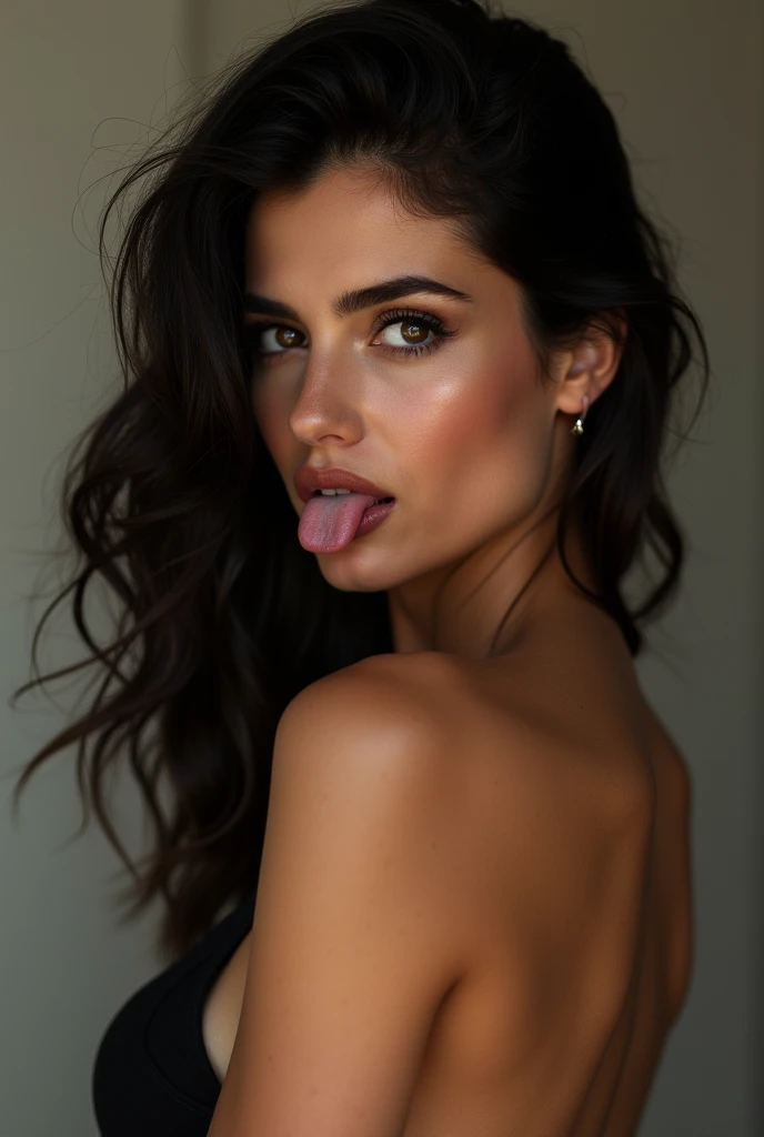 Femme brune sexy tire un peu la langue