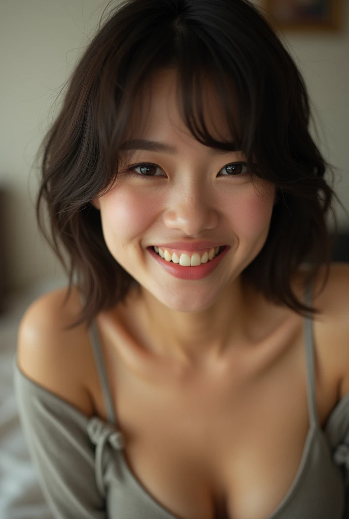 (Highest quality, 8k, 32K, masterpiece, Ultra-high resolution:1.2), Beautiful Japanese Women Photo, facial expressions amused, smug; provocative, short straight hair, natural beauty, (Leaning forward:1.3), (close:1.4), indoors, cleavage, Blurred Background