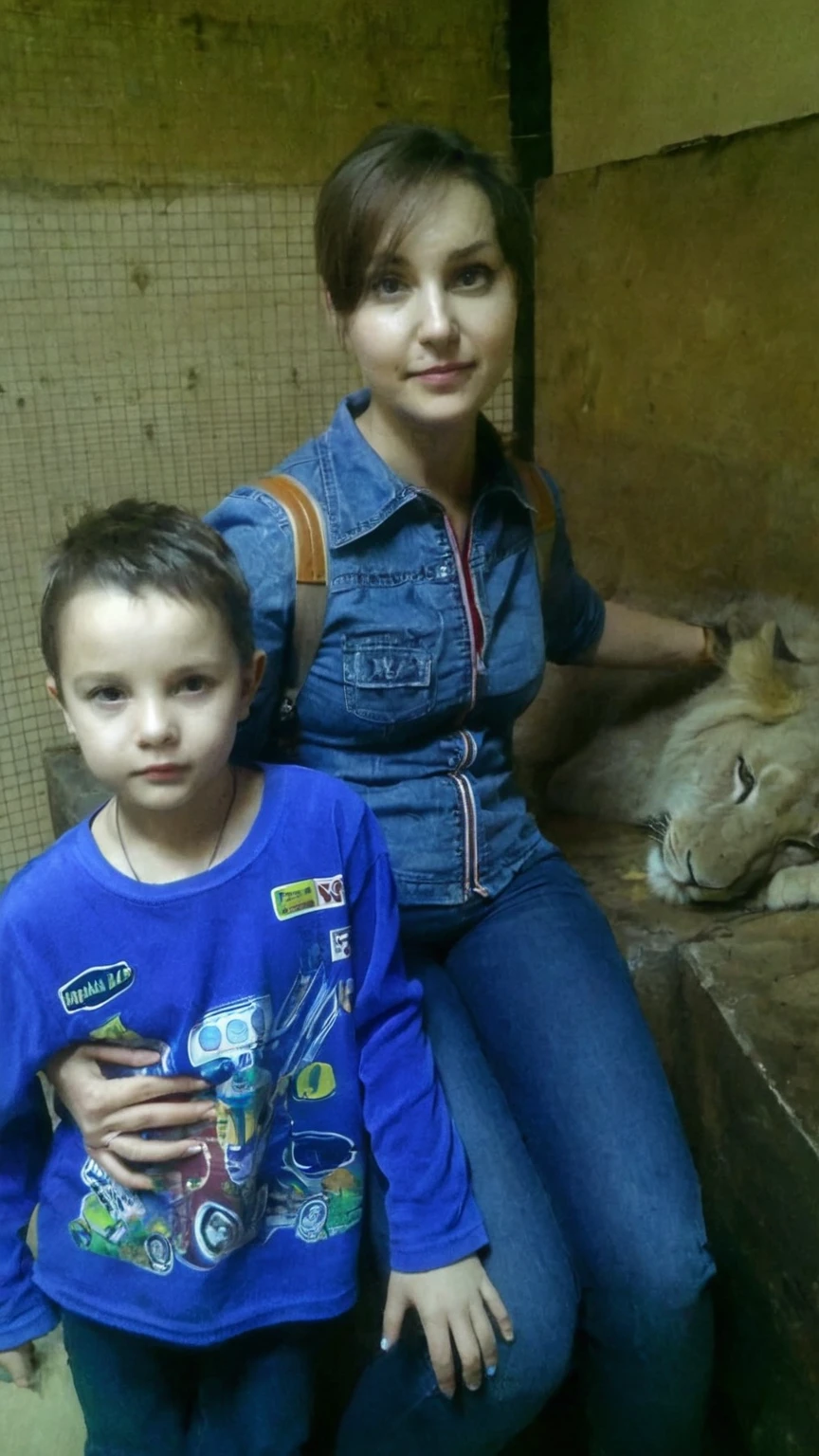 there is a woman and a  sitting together, Filmed at the Zoo, real picture Filmed at the Zoo, with a kid, Catherine, Stefan Gerovski, Alexander Gerimsky, Emma Andievskaya, high quality download, Photo, dasha taran, picture Filmed at the Zoo, very accurate photo