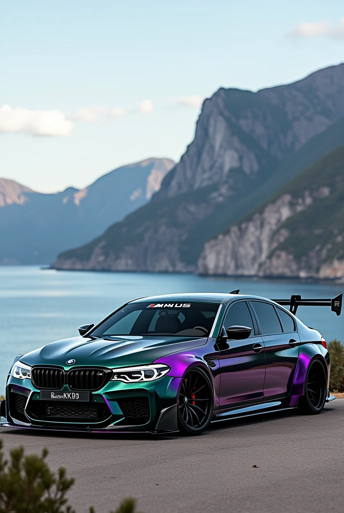 תמונה של מכונית BMW M5 עם כנף המכונית בצבע שחור ירוק וסגול  
ברקע ים והרים 
