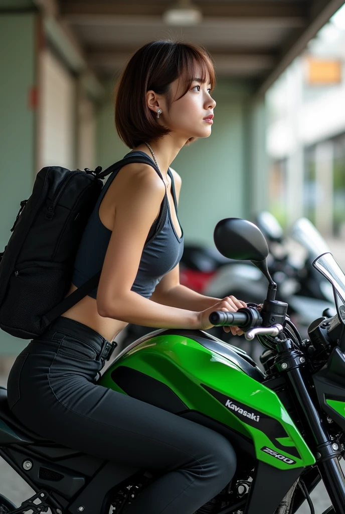 photo de profil pour discord, une jeune femme. regarde vers l'orizon. sur une Kawasaki z500. 
cheveux court
Age 20ans
arrière plan garage 
les cheveux son bruns
elle a une sac de sport noir sur le dos
position 3/4
