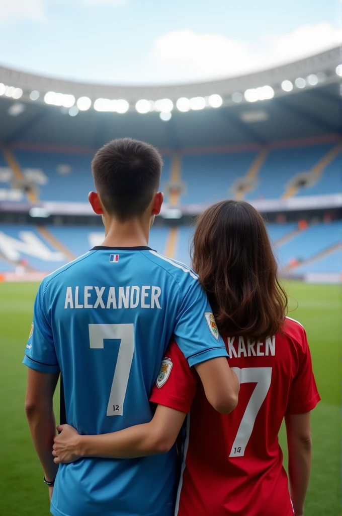 Un jeunne homme porte le maillot de real madrid anomme "TSIORY"au dos ,numero 17 regarde un match au terrain de foot,et une fille porte le maillot de real madrid anomme "TIFFANY" au dos ,numero 11 l'embrasse