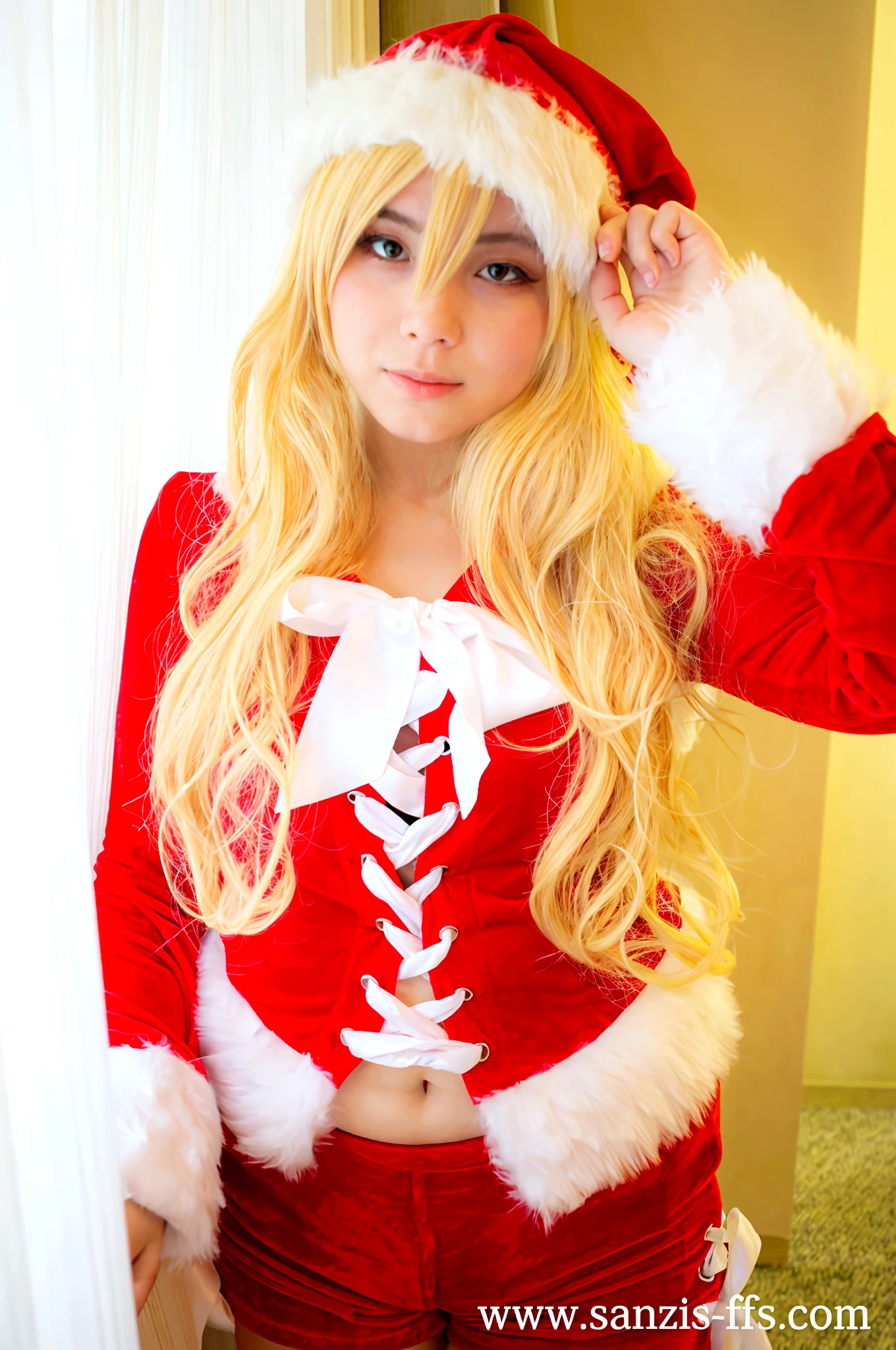 Belle Delphine posando en bikini rojo en un estudio, sonrisa enorme, Christmas cap