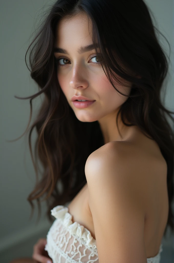 uma modelo adolescente , wearing England national soccer jersey, vista frontal, Looking at camera, cabelo comprido desgrenhado purpura , maquiagem esfumada, olhos brilhantes bicolor, olhos cinza-ouro-roxos, olhos definidos, olhos realistas, Doe eyes, beautiful perfect symmetrical face, extremamente detalhado , wistful expression, pintado por Tom Bagshaw e Eve Ventrue e Jeremy Lipking, Ultra HD | | | |, HDR, 8k, sorriso emocionante, cinemactic, lighting dramatic, Portrait Lighting studio, Rosto iluminado, 85 millimeters, volumeric lighting, ray tracing reflections
