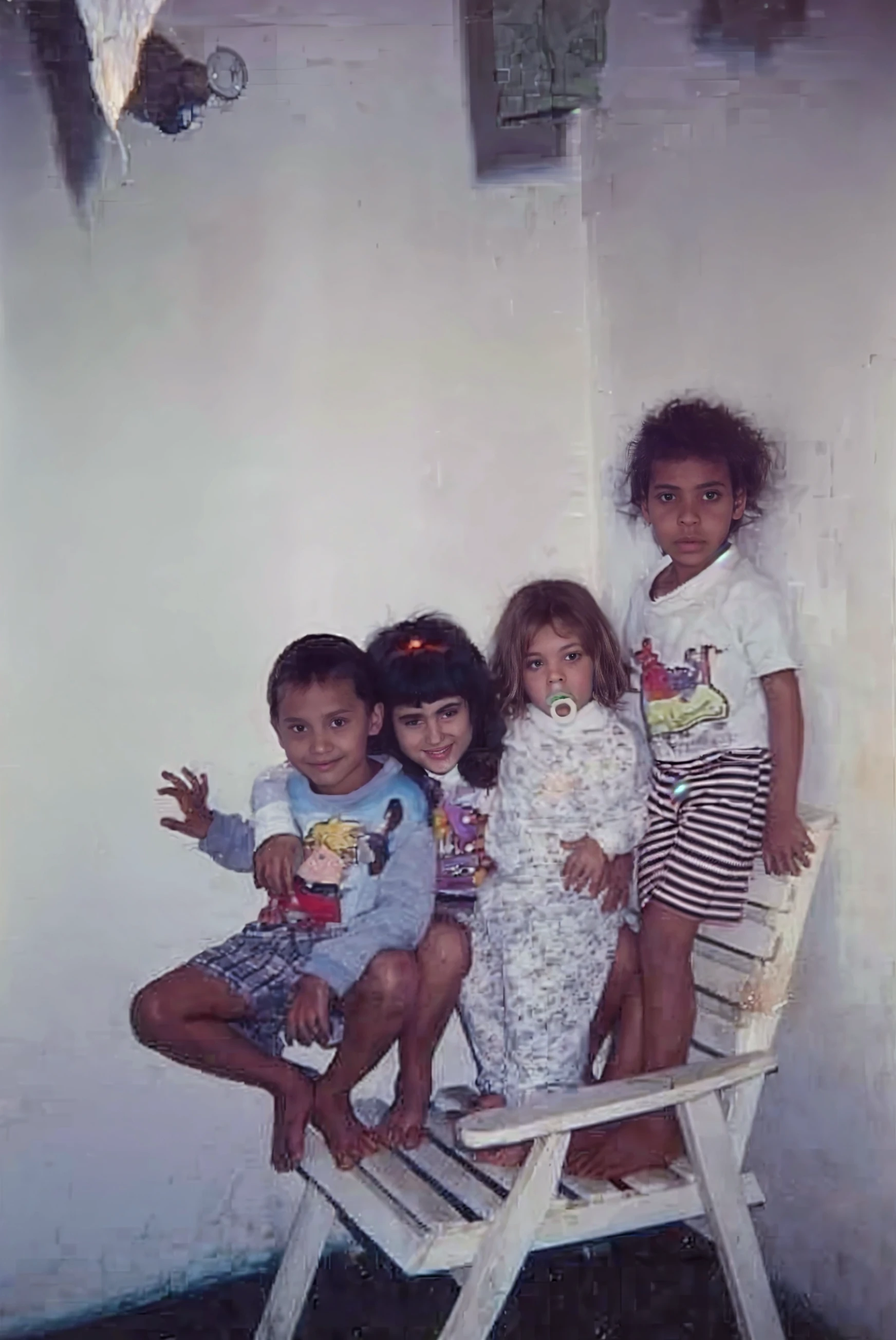 There are three children in front of a picture of a bicycle, quatro anos, imagem antiga, unknown location, em torno de 1 9 anos, tiradas no final dos anos 1980, 4 anos de idade, taken in the 1970s, taken in the early 1990s, foto do perfil, childhood memory