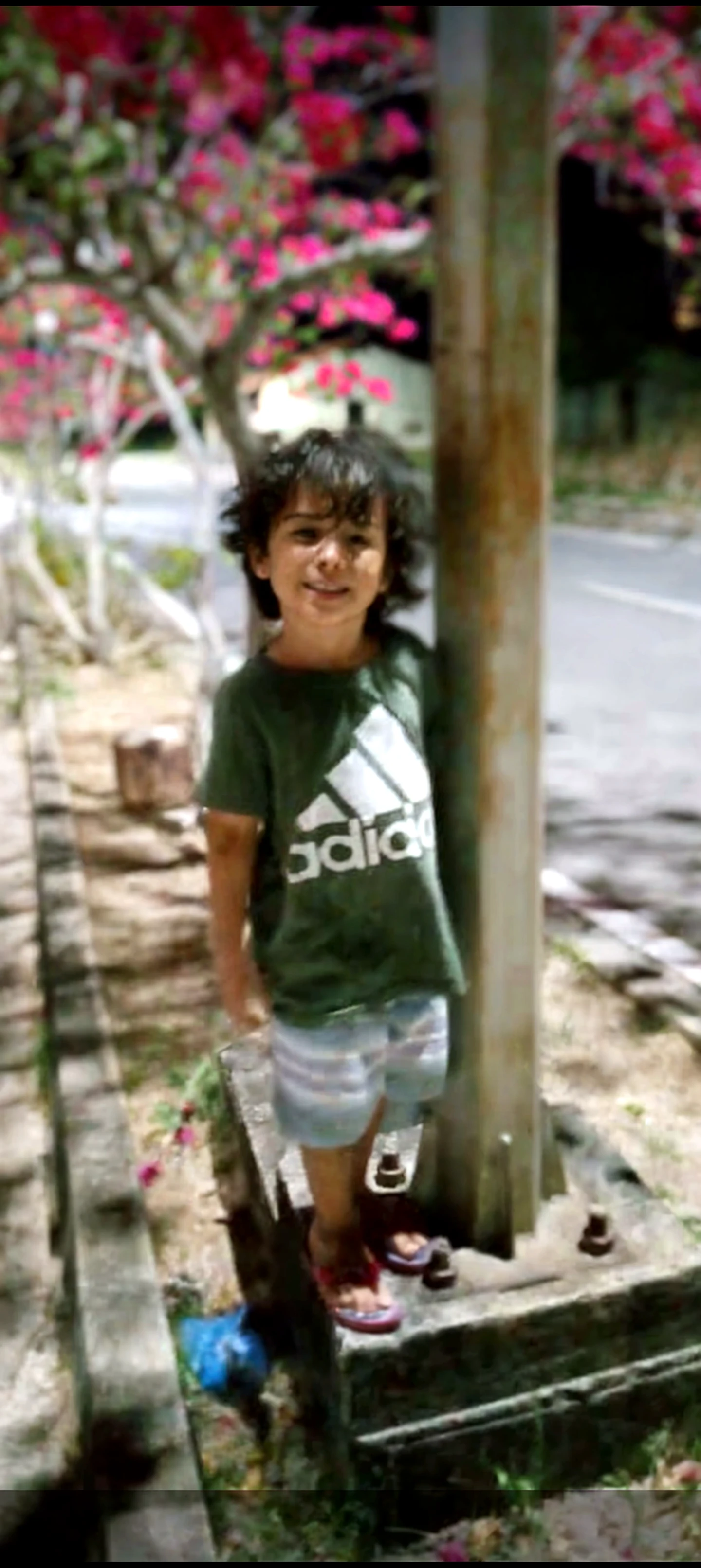 Crie uma foto do eliseu Semprini Filho em uma cachoeira