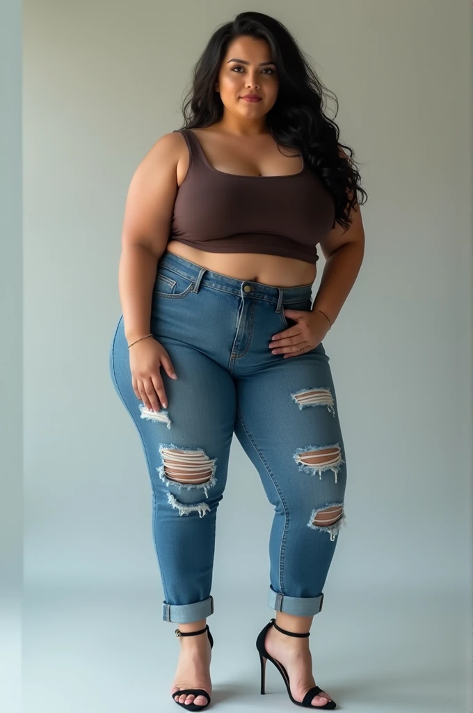 Un fille avec un corps avec des seins un peu gros un ventre plat des hanches grande porte une haut rose et un jean blessé avec des chaussures blanc