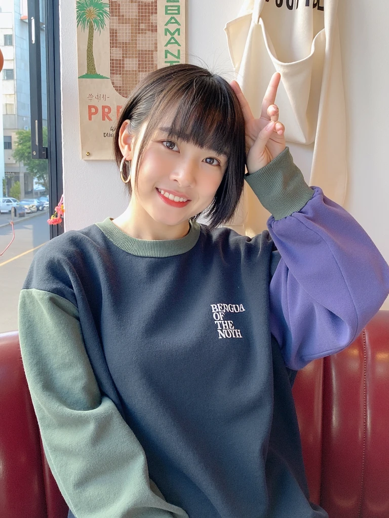 ((highest quality))、(masterpiece:1.4)、Raw photo、8k、((best image quality))、 ((High resolution))、Beautiful face in every detail、realistic human skin、gentle expression、(one woman:1.3 )、realistic、Photoreal、(extra belly short hair:1.4)、(Beautiful woman)、(cute japanese girl)、(boyish:1.35)、((mannish))、((Beautiful woman))、(beautiful hair)、((dark brown hair))、(((red cheeks)))、((sheの目は大きいです))、20 year old beauty、(sheの顔は小さいです:1.7)、small head、((long neck))、white skin、spotless skin、With bangs、Everyone longs for、日本のBeautiful woman、Eight-headed height、(((date)))、((she))、(necklace)、(music festival:1.4)、blue sky、looking at camera、(concert t-shirt)、smile、(oversized clothes:1.3)、happy look、