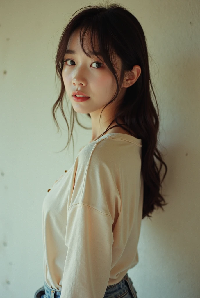 (masterpiece、Highest quality、Very detailed)、Hair color is deep dark brown、Soft Waves、
(Skin is smooth、Lightly reflects light、Healthy shine)、(The eyes are almond-shaped、eyes dark brown)、Long eyelashes、Flexible curls、Each one is clearly visible、Thin eyeliner、Natural eyelash shadow)、(Natural pink cheeks)、(Thick lips、smile)(Japanese in uniform、A white shirt with a distinctive sailor collar、Navy blue scarf)、(Summer clothes)、(Navy blue pleated mini skirt、inseam length)、(Beach、Pay attention to her whole body and facial expression)、(((Eye highlights and skin detail、Realistic details)))