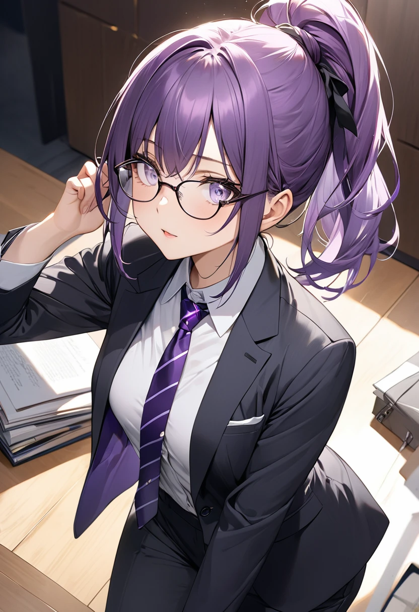 High image quality、She has purple hair tied in a ponytail.、Wear glasses、Three white eyes、suit、tie、pants、I&#39;m using a computer、Smiling