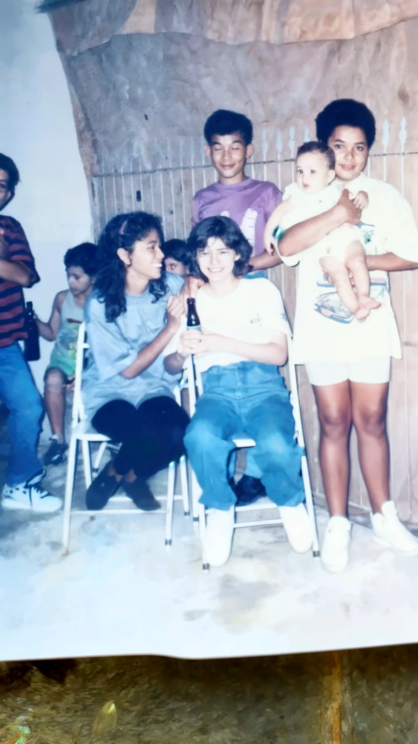 There are three children and an older woman sitting on a bench, quatro anos, grandma, Digitalizados, Foto de 1990, digitalizado em, In Sao Paulo, Foto anos 90, Directed by: Nandor Soldier, taken on a 2000s camera, taken in the early 1990s, foto 1 9 9 0 s
