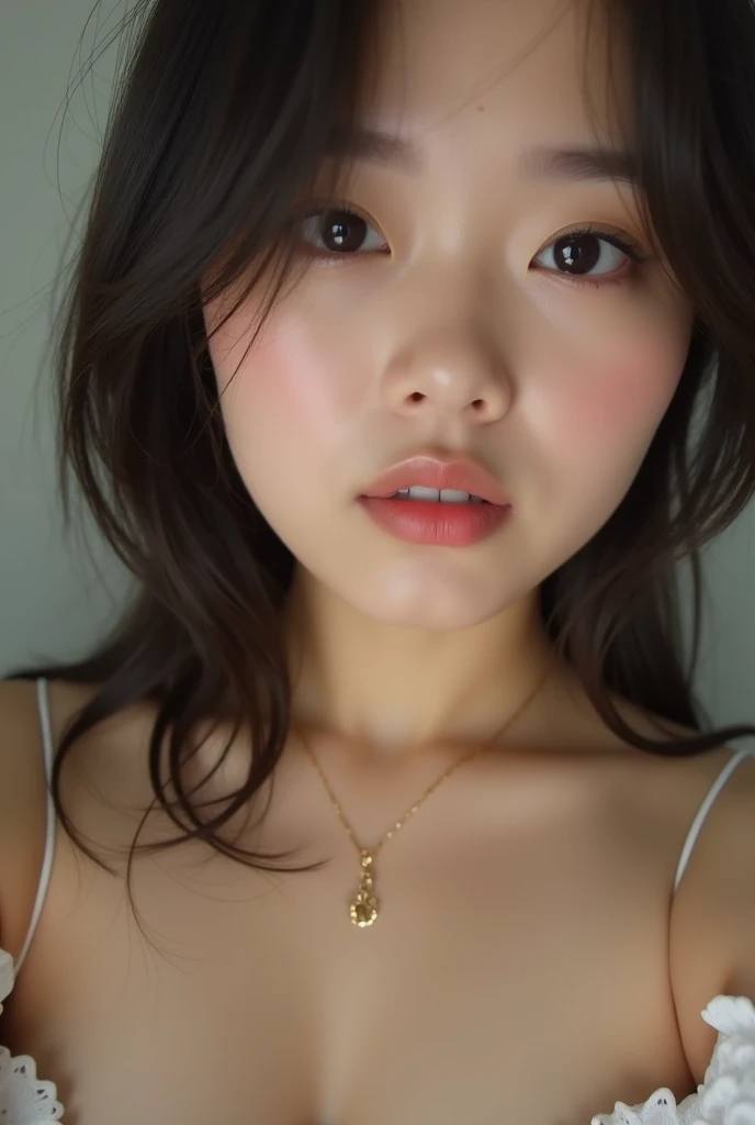 Colossal tits、lying on the bed、Pulling up your hair、Curly hair、a blond、Lace pattern bra、lace- patterned pants、Seductive look、Open mouth、a necklace、