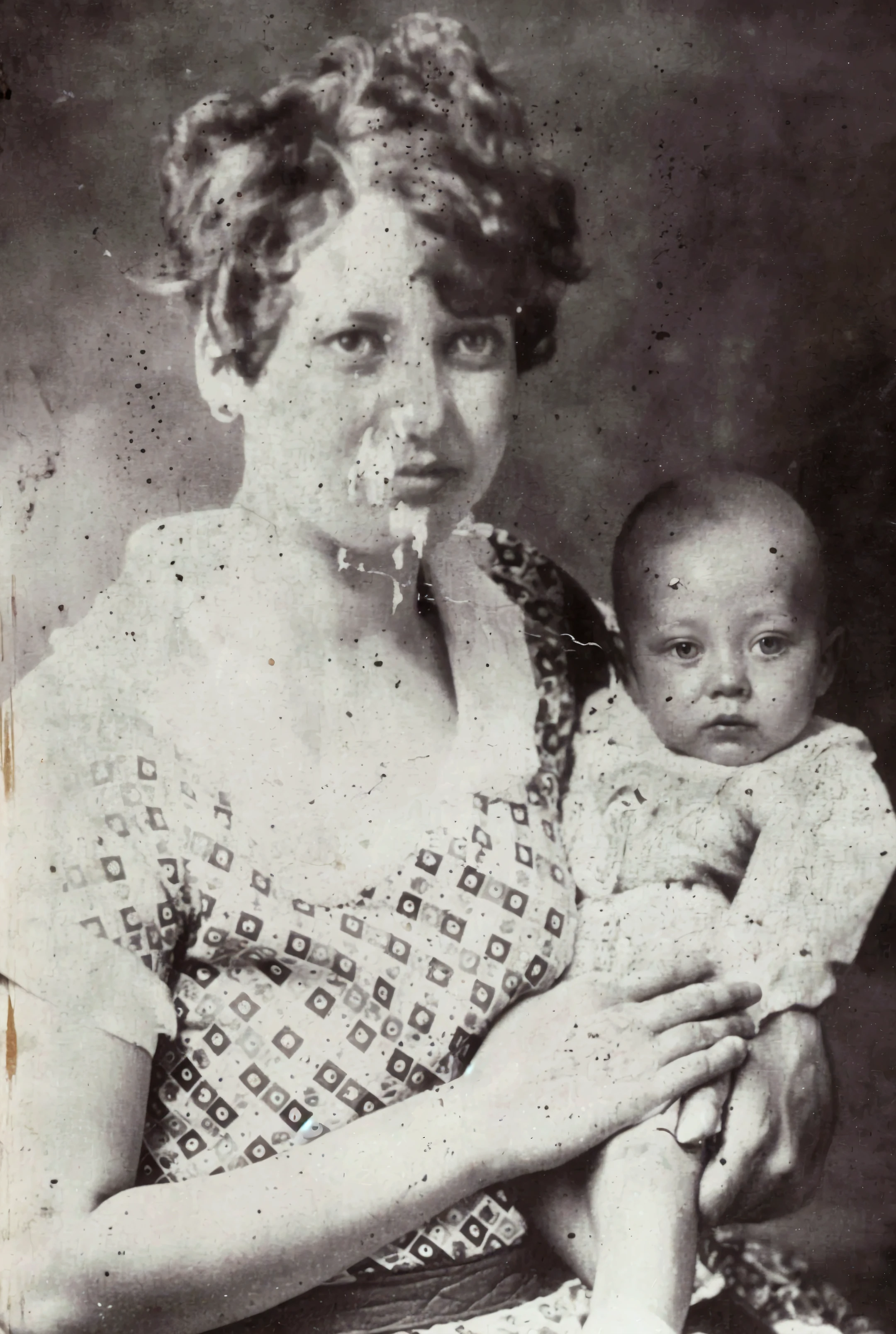 an foto antiga of a woman holding a baby and a cat, foto antiga, realistic foto antiga, foto envelhecida, very foto antiga, realistic foto antigagraph, fotografia da era ww2, retrato, foto antiga, grainy damfoto envelhecida, foto antigagraph, damfoto envelhecida, black and white foto antiga, foto antigagraphy, foto vintage antiga, Foto ww2, foto antiga em preto e branco