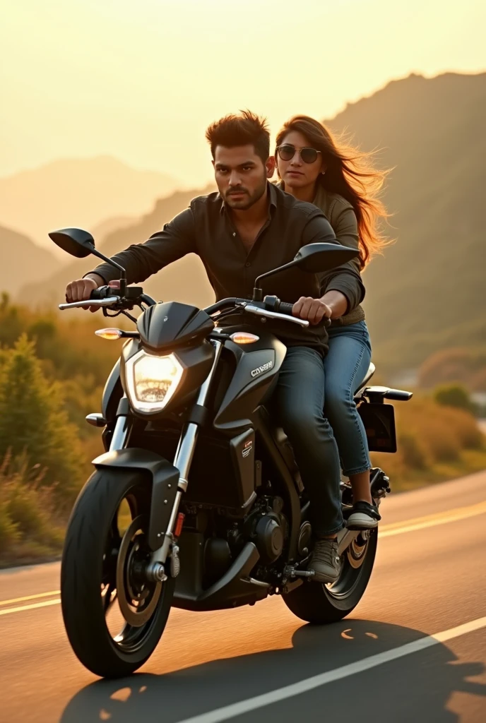 hombre latino, pelo moreno, reparando una motocicleta