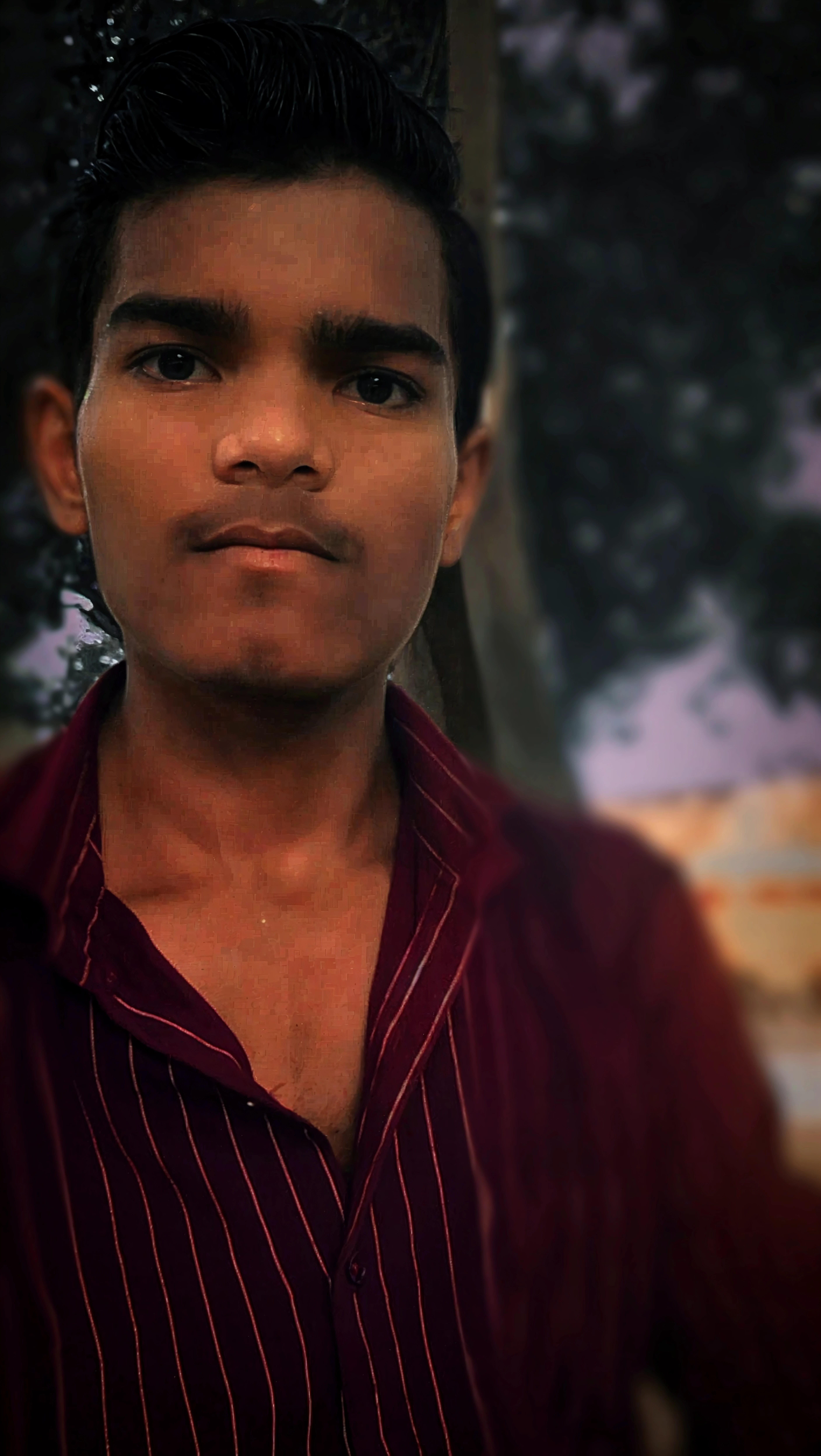 एक 20 वर्ष का लड़का है उसके छाती पर Ashish लिखा हुआ है उसके कलाई पर राखी बांध हुआ है और नीचे मे रक्षाबंधन लिखा हुआ है