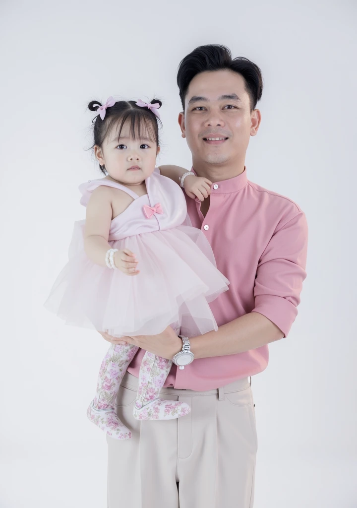there is a man and a girl playing with a frisbee, with a kid, qho, holding a balloon, taken on iphone 1 3 pro, taken on iphone 14 pro, captured on canon eos r 6, dzung phung dinh, yanjun chengt, shot on iphone 1 3 pro max, kda and sam yang, bao pham, amine