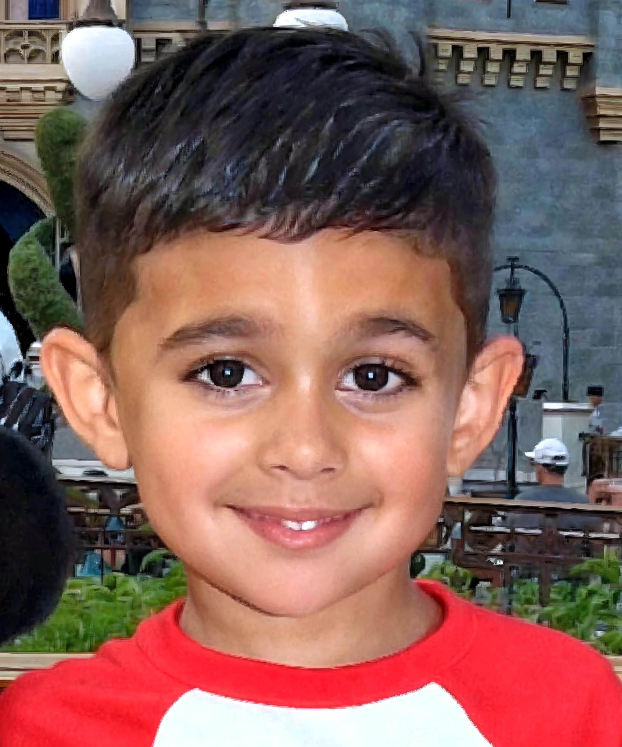 there is a boy wearing a striped shirt, four years old, Imagen antigua, about 3 5 years old, Una foto coloreada, little ???, 4yr old, she is about 30 years old, he is about 3 0 years old, old color photograph, Foto antigua en color, foto realista, he is about 2 5 years old, 2 years old
