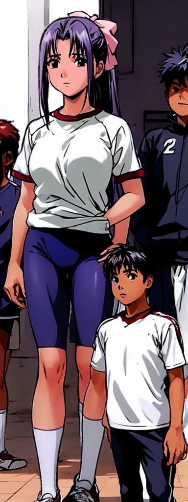Momoko Koigakubo, a tall woman with beautiful legs, stands in a white gym suit and light navy blue bloomers that look like panties.。In front of Momoko, standing next to her, is a first grade boy wearing a tracksuit with a big smile on his face, and Momoko is holding him.。