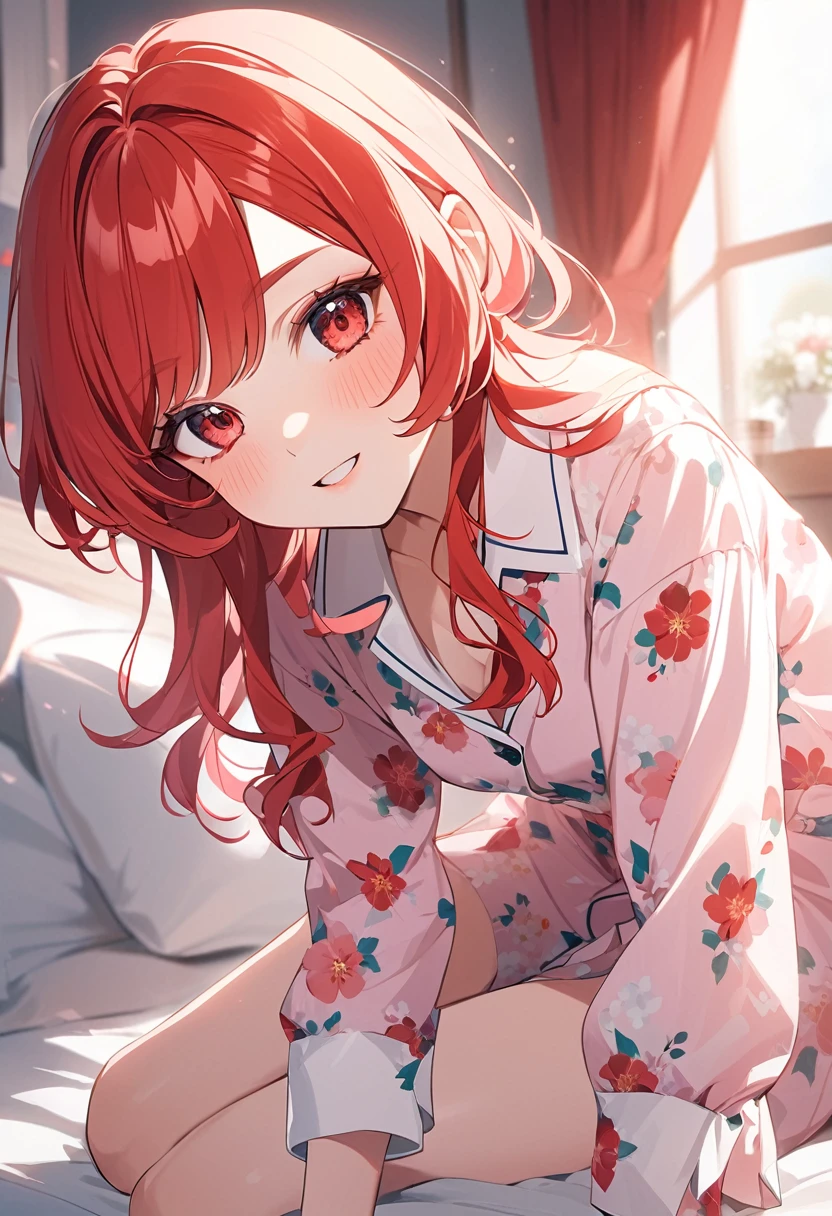 Hay una mujer sentada en una cama con un pijama floral rosa, Hermosa mujer pelirroja, mujer pelirroja, Joven pelirroja, Cabello corto de color rojo brillante, Cabello rojo y rasgos atractivos, chica pelirroja, pelirrojo, beautiful woman, posando en la cama, cabeza roja, posing in a room