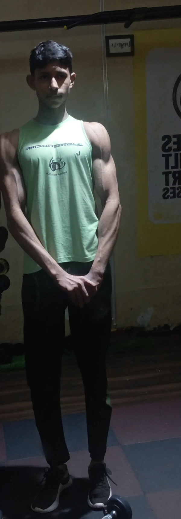 Fit man’s naked leg
