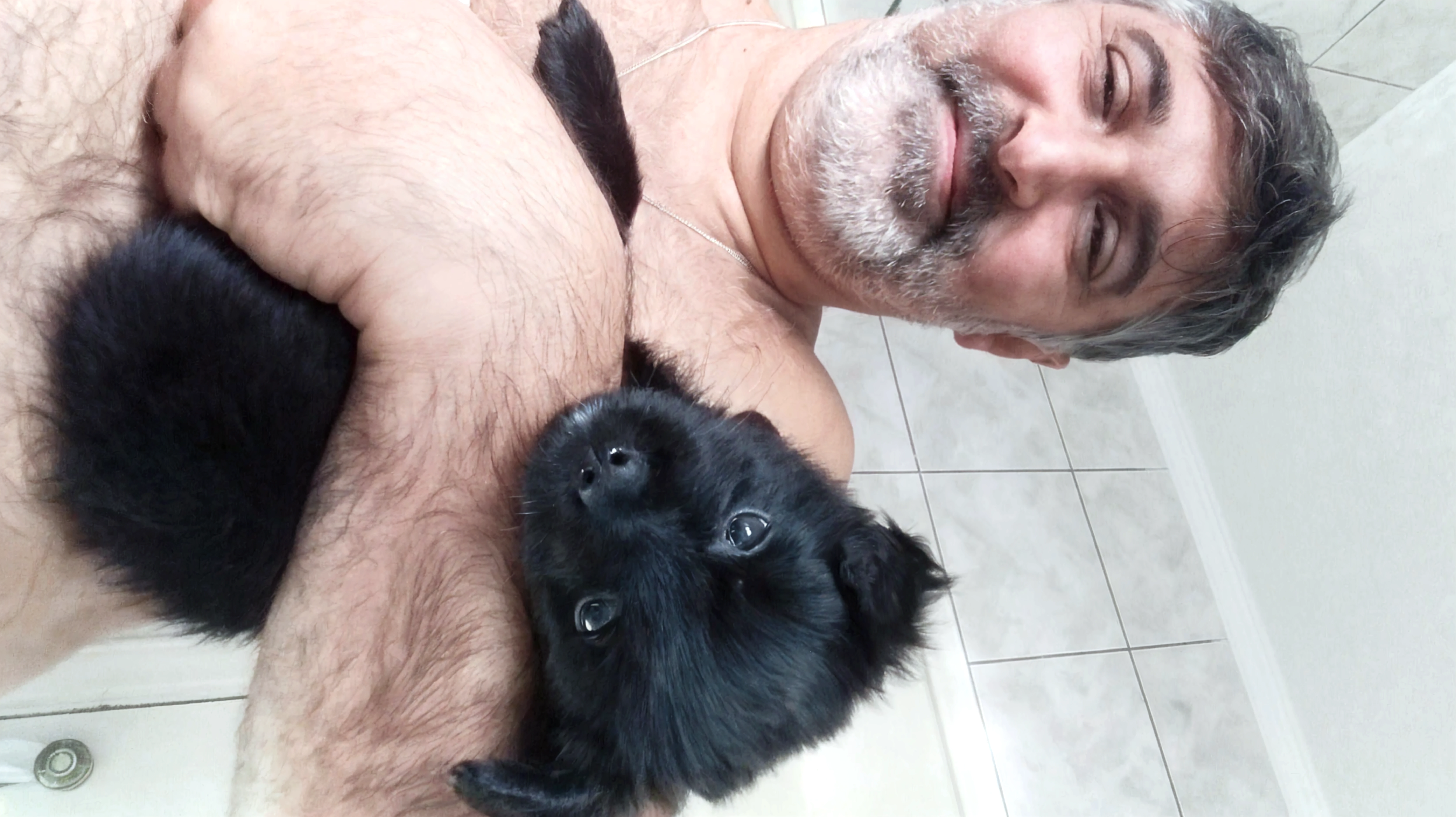 Eu com minha cachorra no colo se olhando