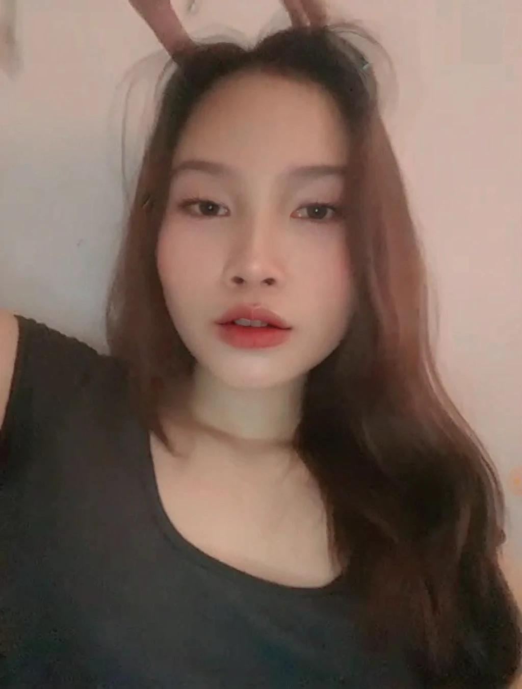 There is a woman sitting on the bed having，hand on chin, ulzzangs, Red lips, red colour, red colour, from 8 k matte, Korean girl, light-red lips