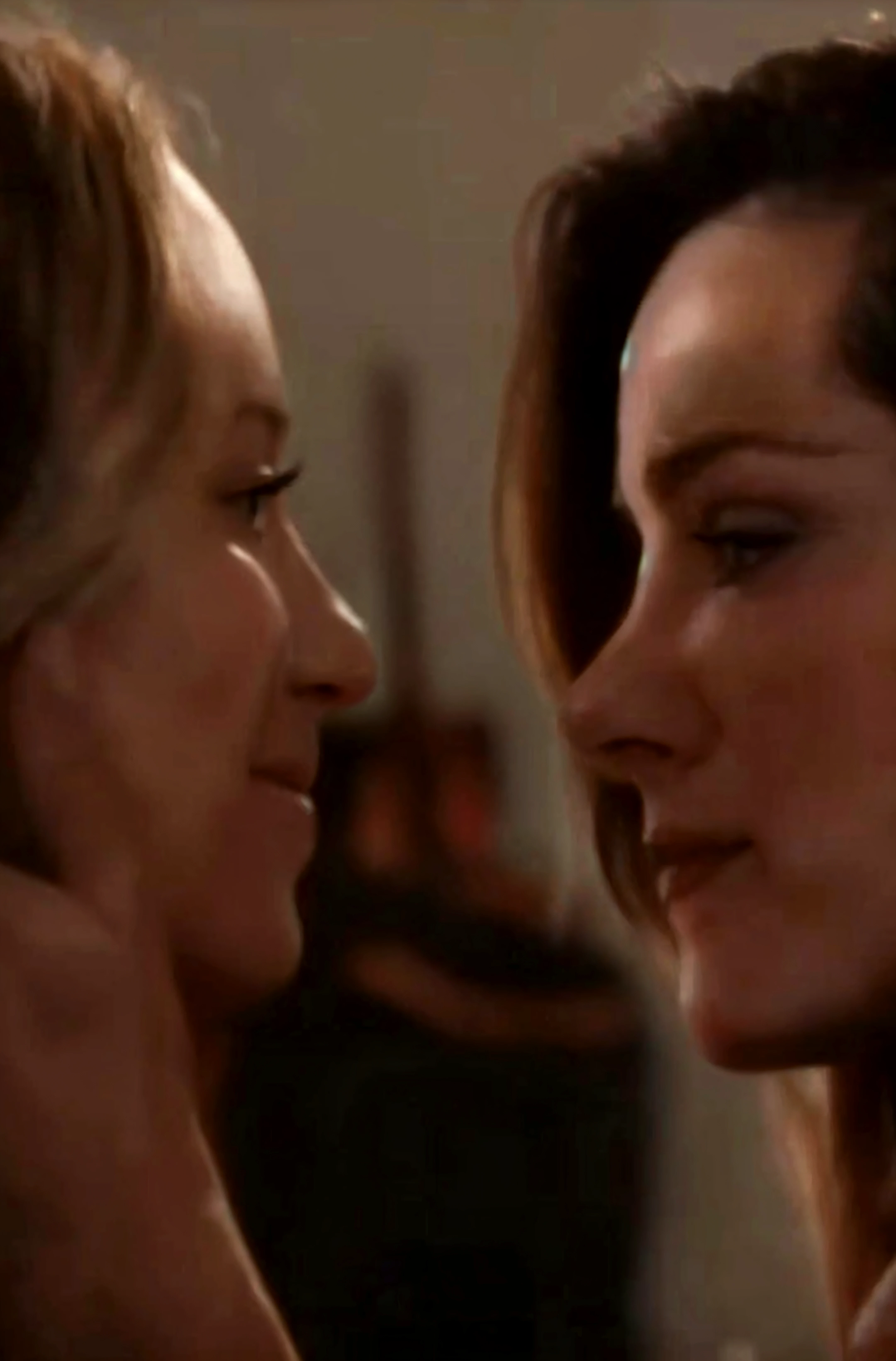 Kelli Giddish abraçando Cher Lloyd