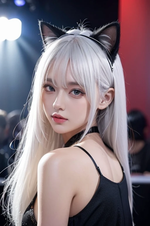 Mujer rubia con cuernos y gargantilla negra posando para una foto., Retrato de Kim Petras, Chica con orejas de gato, Hermosa Delphine, Hermosa joven catgirl, Orejas de gato falsas, muy hermosa linda catgirl, Ava Max, Orejas de gato, Mujer con orejas de gato, Atractiva chica gato, Orejas de gato en la cabeza, Chica anime con orejas de gato, Cabello largo y blanco y flequillo