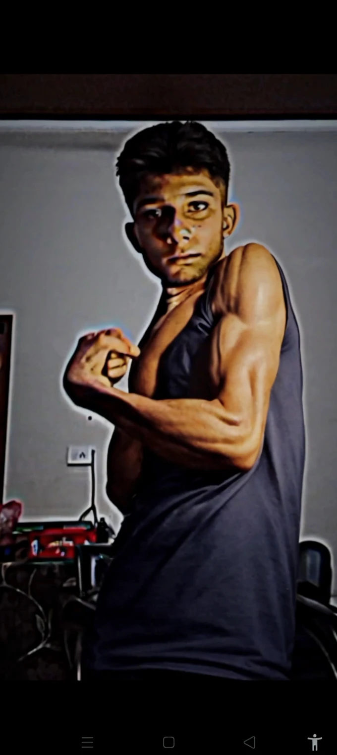 homem cinza musculoso
